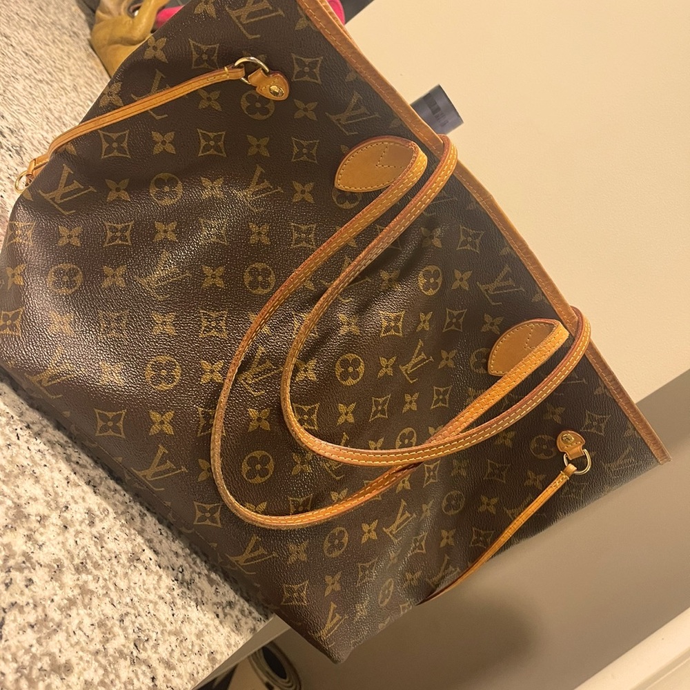 Louis Vuitton Monogram Neverful MM size very gently used.